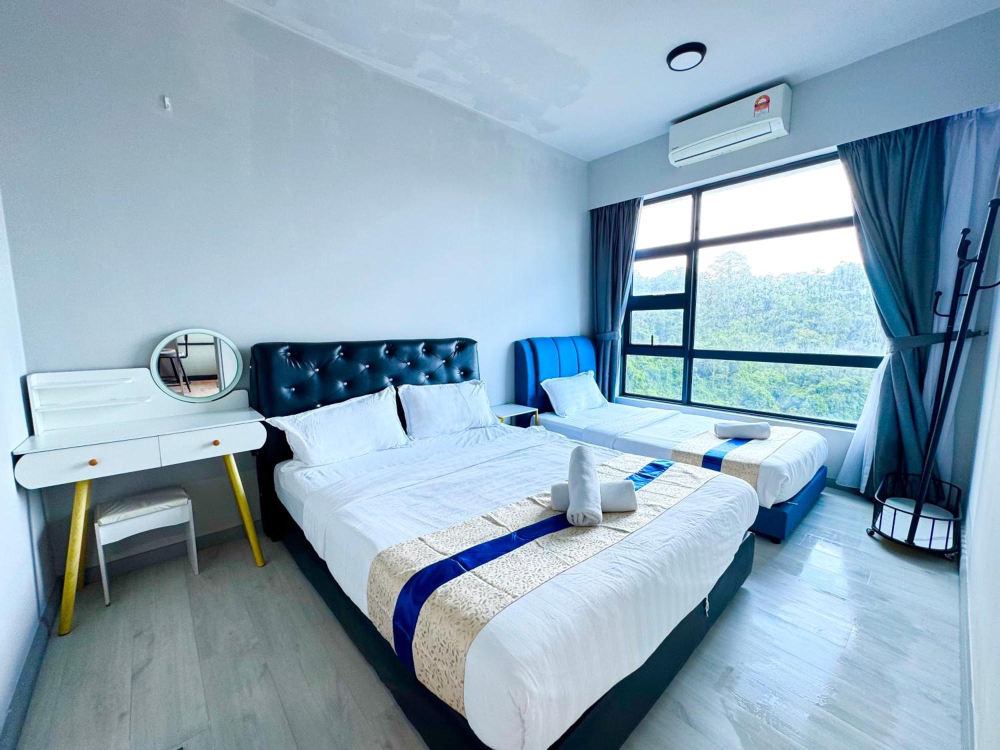 Sunset Seaview Vacation @ Jesselton Quay Apartment *